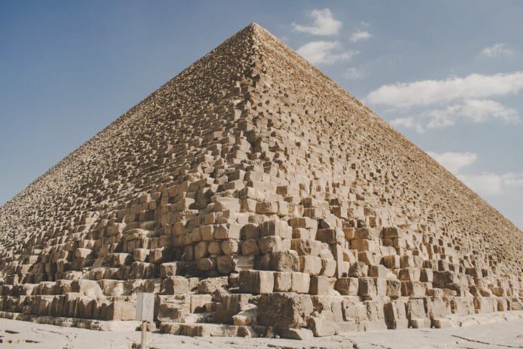 Photo pyramids of giza