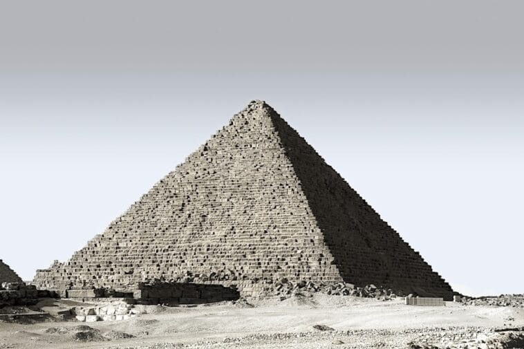 Photo pyramids of giza hours