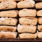 Photo Duck feeding on bread